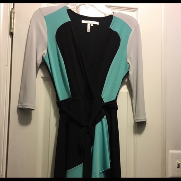 Colorblock Wrap Dress - Picture 3 of 6